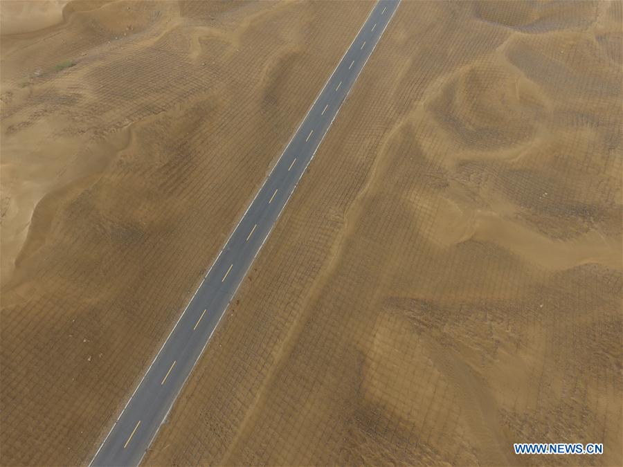 CHINA-INNER MONGOLIA-KUBUQI DESERT-WORKERS (CN)