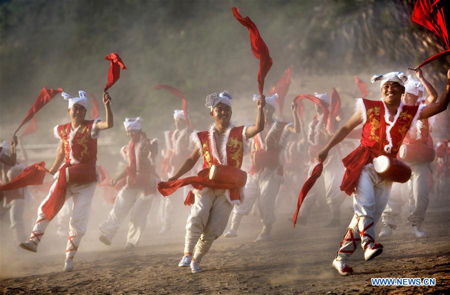 CHINA-SHAANXI-WAIST DRUM PERFORMANCE (CN)