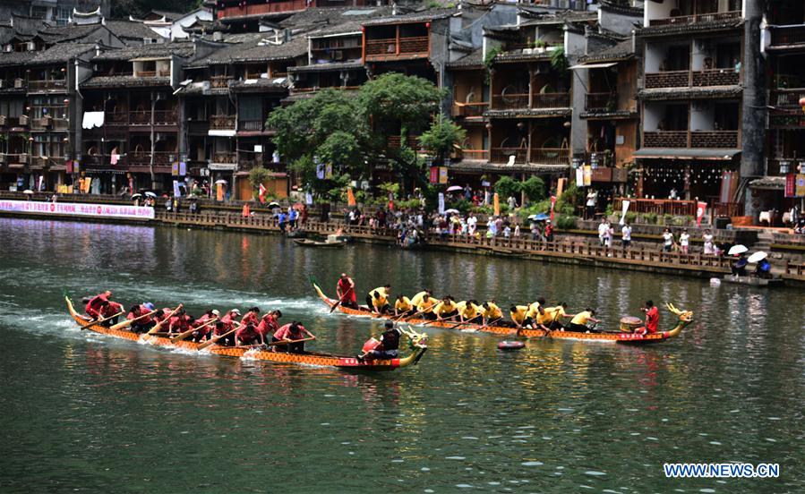 #CHINA-HUNAN-FENGHUANG-DRAGON BOAT CONTEST (CN)