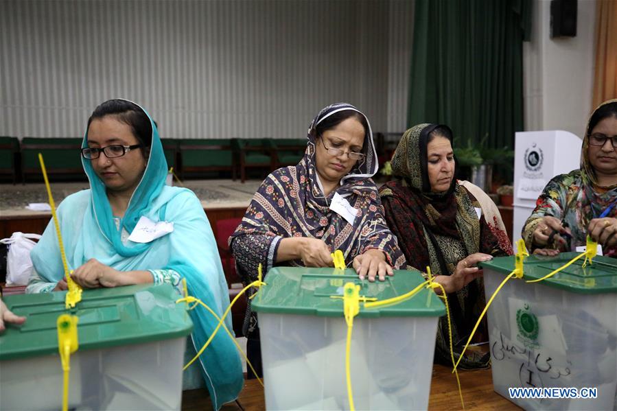 PAKISTAN-ISLAMABAD-GENERAL-ELECTIONS-VOTE-COUNTING