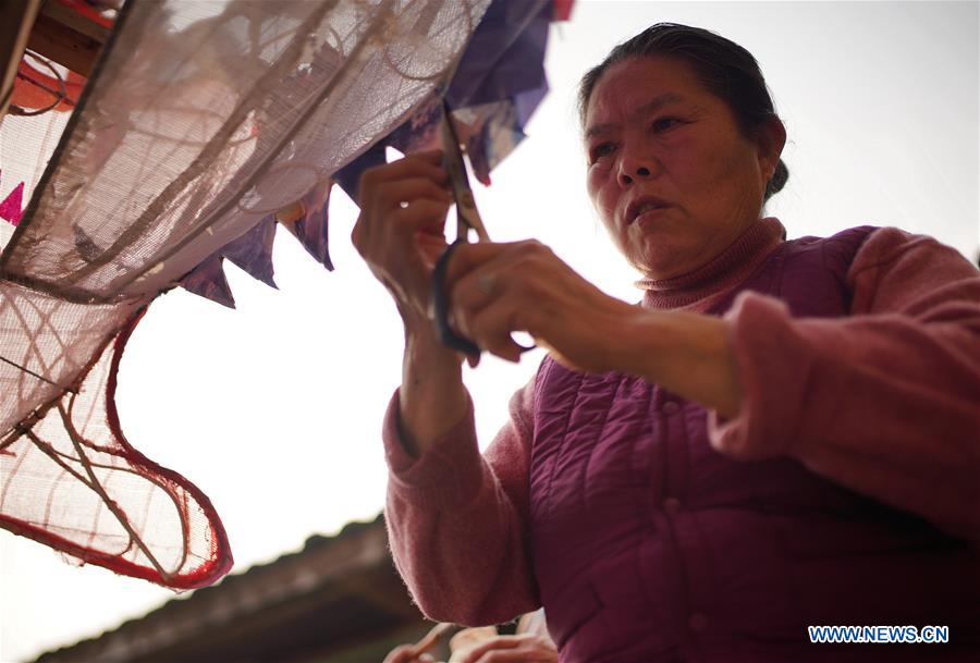 CHINA-GUILIN-SPRING FESTIVAL-DRAGON LANTERN (CN)