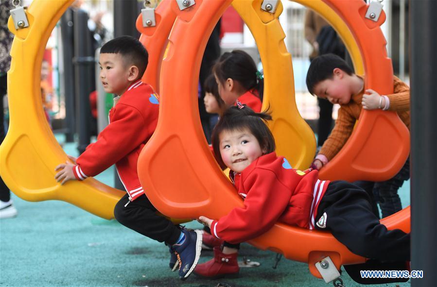 (SP)CHINA-JIANGXI-PHYSICAL EDUCATION-KINDERGARTEN-CHILDREN BASKETBALL EXERCISES (CN)