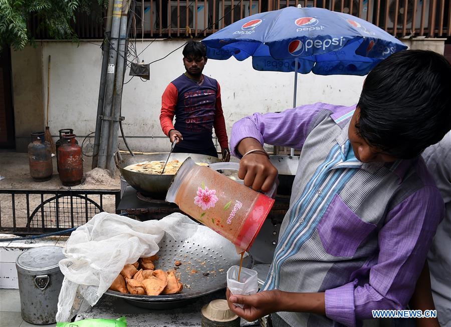 INDIA-NEW DELHI-DAILY LIFE-STREET FOOD-SAMOSA