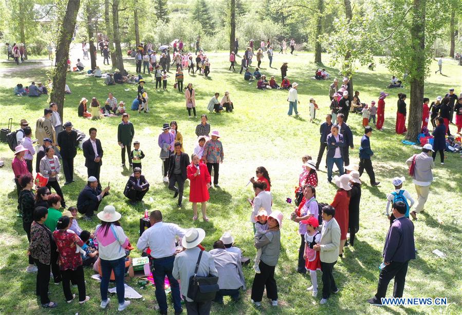 CHINA-GANSU-HEZHENG-FOLK SONG PERFORMANCE (CN)