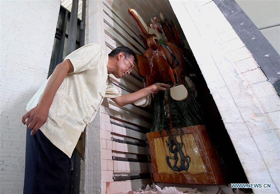 CHINA-HENAN-LUOYANG-TRI-COLORED GLAZED POTTERY-CRAFTSMAN (CN)