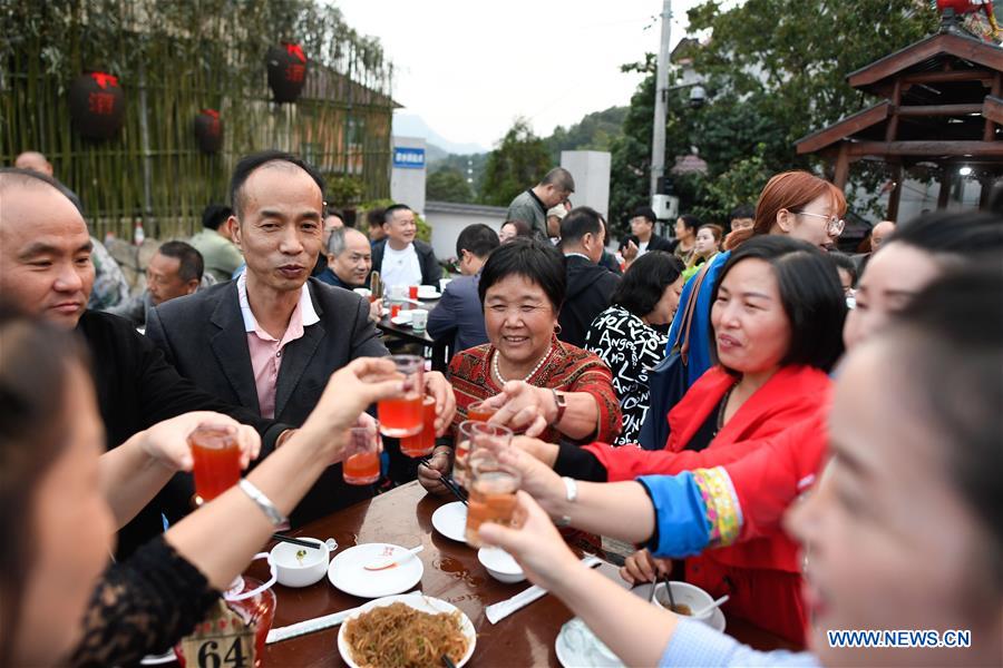 CHINA-ZHEJIANG-ESHAN-LONG-TABLE BANQUET (CN)