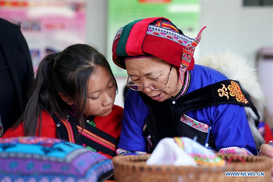 CHINA-YUNNAN-SHILIN-YI EMBROIDERY-INHERITOR (CN)