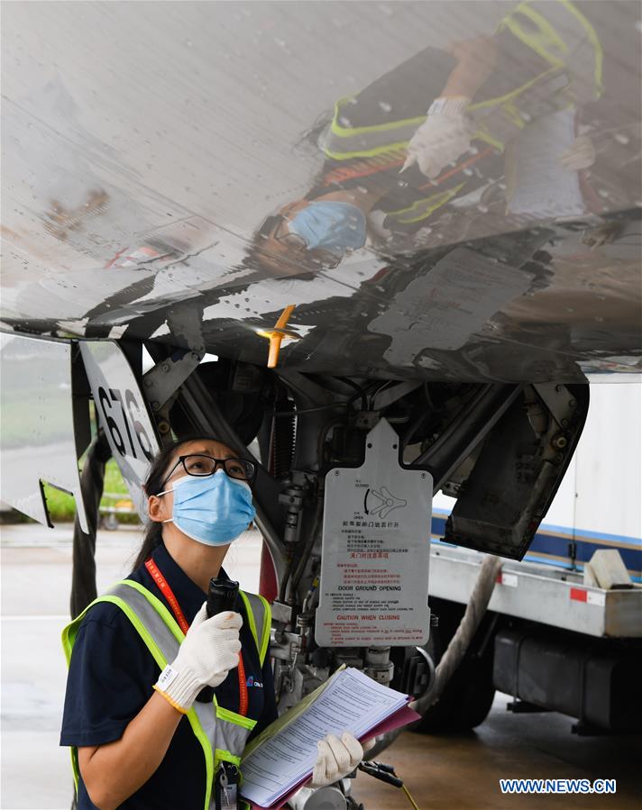 CHINA-HAINAN-HAIKOU-AIRPLANES-FEMALE MAINTENANCE ENGINEERS (CN)