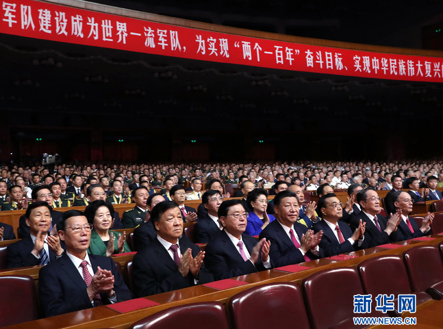 7月28日，庆祝中国人民解放军建军90周年文艺晚会《在党的旗帜下》在北京人民大会堂举行。中共中央总书记、国家主席、中央军委主席习近平和李克强、张德江、俞正声、刘云山、王岐山、张高丽等党和国家领导人，与首都3000多名各界群众一起观看演出。新华社记者 马占成 摄