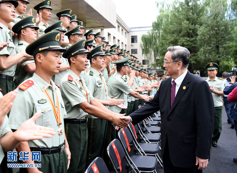 8月7日，中共中央政治局常委、全国政协主席、中央代表团团长俞正声率代表团部分成员分别赴内蒙古军区、武警内蒙古总队、武警内蒙古森林总队慰问，并会见自治区政法干警代表。这是俞正声会见武警内蒙古森林总队官兵。新华社记者 张领 摄