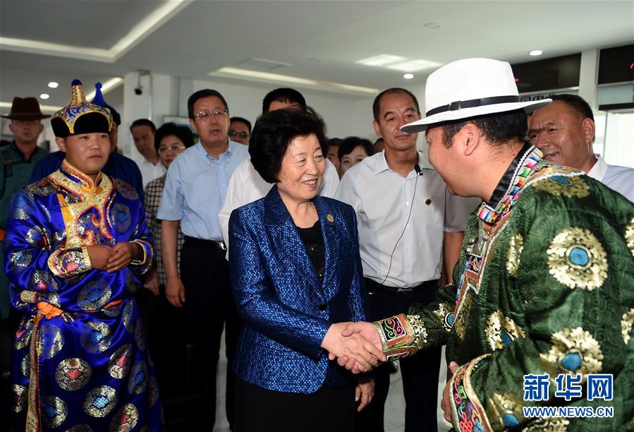 8月11日，带着以习近平同志为核心的党中央的亲切关怀和全国各族人民的美好祝福，中共中央政治局委员、中央统战部部长、中央代表团副团长孙春兰率中央代表团三分团在锡林郭勒盟看望各族干部群众，共同庆祝内蒙古自治区成立70周年。这是孙春兰在非公企业大庄园生态牛羊肉产业示范园同前来售羊的牧民亲切交谈。新华社记者 任军川 摄