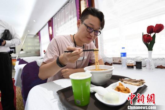 图为旅客在列车上享用正宗牛肉面。　杨艳敏 摄