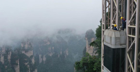 湖南张家界：雨季汛期 高空巡检