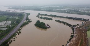 铜锣声在千年古镇的雨夜响起