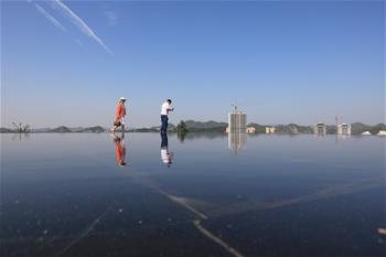 贵阳：“天空之镜”引客来