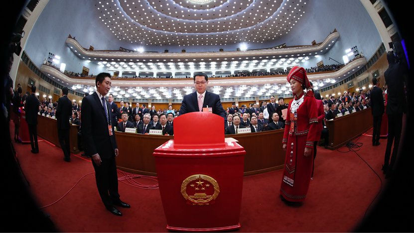 3月17日，人代会全体会议上代表在投票