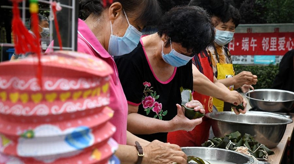 邻里传爱心 民俗迎端午