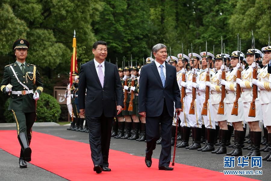 会谈前，习近平在上海西郊会议中心广场为阿坦巴耶夫举行欢迎仪式。新华社记者 庞兴雷 摄 