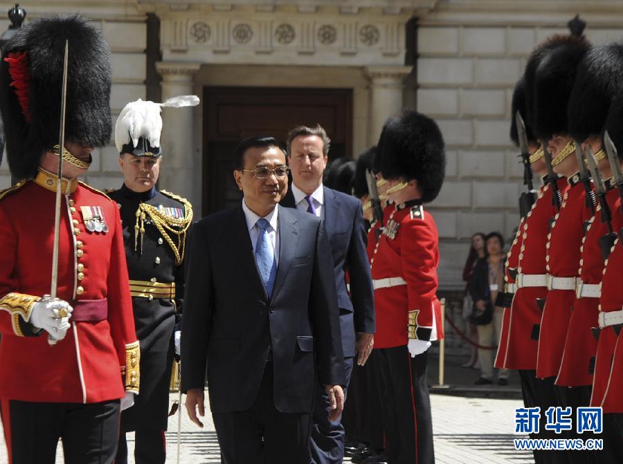 6月17日，中国国务院总理李克强在伦敦唐宁街10号首相府同英国首相卡梅伦举行中英总理年度会晤。这是会晤前，卡梅伦为李克强举行隆重的欢迎仪式。新华社记者 张铎 摄  