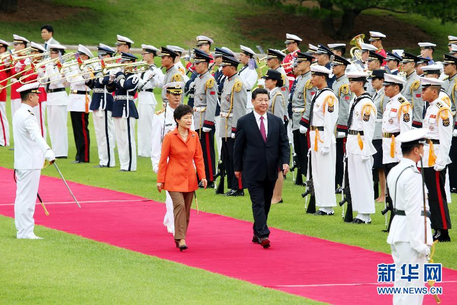 7月3日，国家主席习近平在首尔同韩国总统朴槿惠举行会谈?；崽盖?，朴槿惠在青瓦台总统府为习近平举行隆重欢迎仪式。 新华社记者姚大伟摄