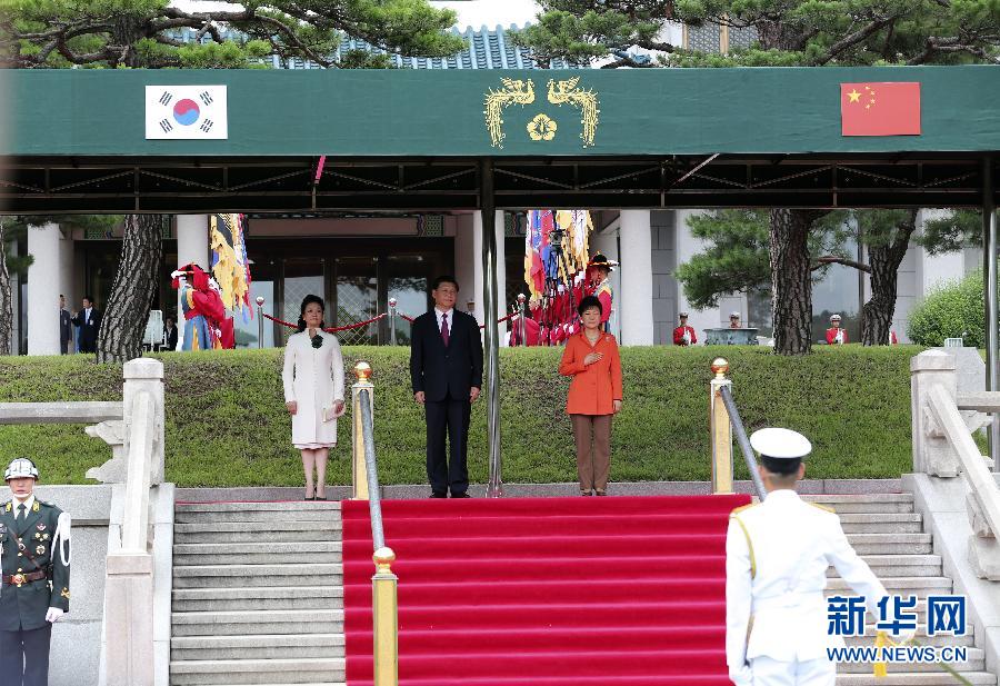 7月3日，国家主席习近平在首尔同韩国总统朴槿惠举行会谈?；崽盖埃娱然菰谇嗤咛ㄗ芡掣敖骄傩新≈鼗队鞘?。 新华社记者丁林摄 