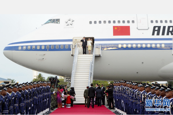 9月14日，国家主席习近平抵达马累，开始对马尔代夫进行国事访问。习近平和夫人彭丽媛在机场受到马尔代夫总统亚明夫妇的热情迎接。 新华社记者 张铎 摄