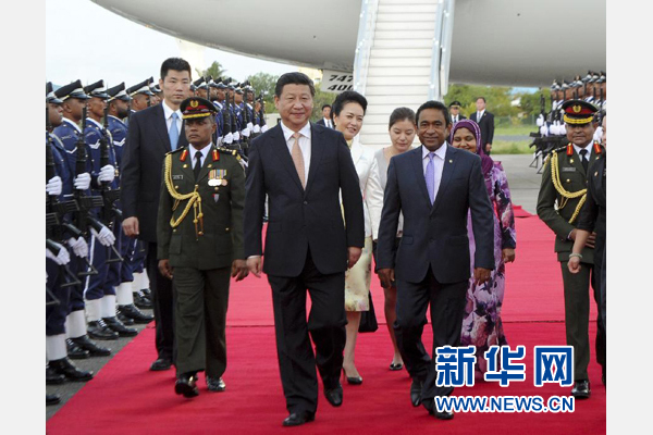 9月14日，国家主席习近平抵达马累，开始对马尔代夫进行国事访问。习近平和夫人彭丽媛在机场受到马尔代夫总统亚明夫妇的热情迎接。新华社记者 张铎 摄 