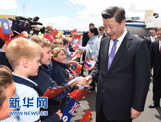 11月18日，国家主席习近平在澳大利亚塔斯马尼亚州参观访问。这是习近平和夫人彭丽媛抵达塔斯马尼亚州霍巴特机场时，与前来欢迎的当地儿童亲切交流。新华社记者 马占成 摄