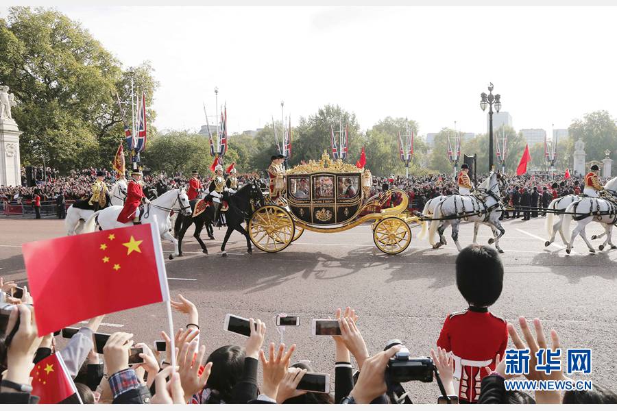 这是习近平和夫人彭丽媛在女王夫妇陪同下，乘坐皇家马车前往白金汉宫下榻。新华社记者 周磊 摄