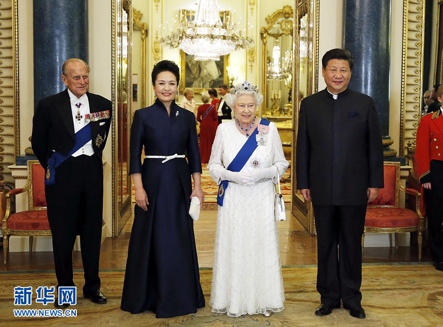 10月20日，国家主席习近平在伦敦白金汉宫出席英国女王伊丽莎白二世举行的欢迎晚宴。 新华社记者 鞠鹏 摄