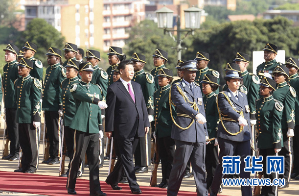 12月2日，国家主席习近平在比勒陀利亚同南非总统祖马举行会谈?；崽盖?，祖马在联邦大厦广场为习近平举行隆重的欢迎仪式。这是习近平检阅仪仗队。新华社记者 黄敬文 摄