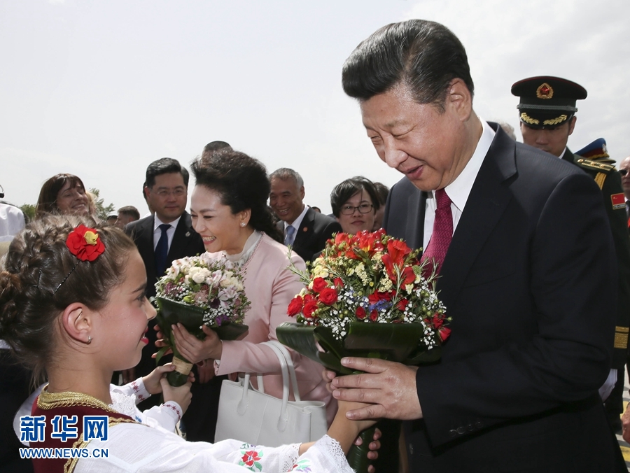  6月17日，国家主席习近平乘专机抵达贝尔格莱德，开始对塞尔维亚共和国进行国事访问。塞尔维亚少年儿童向习近平和夫人彭丽媛献上鲜花。新华社记者 兰红光 摄 