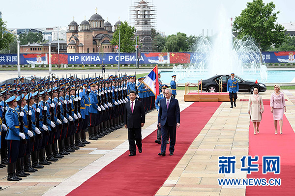 6月18日，国家主席习近平出席塞尔维亚总统尼科利奇在贝尔格莱德举行的隆重欢迎仪式。 新华社记者饶爱民摄