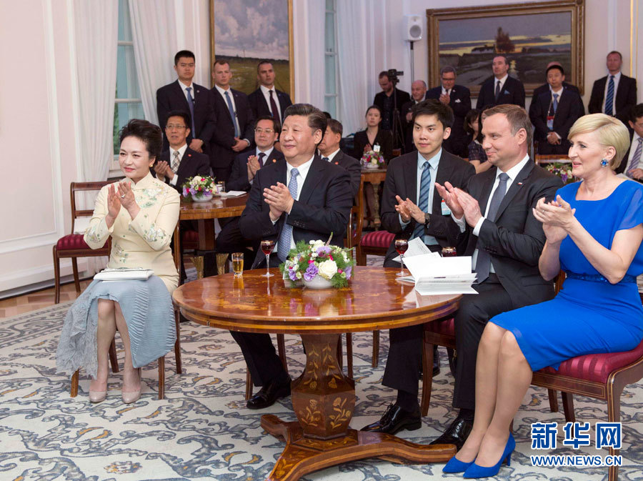 6月19日，国家主席习近平和夫人彭丽媛下午抵达波兰首都华沙，当晚即应邀来到贝尔维德宫做客。这是习近平和彭丽媛同杜达夫妇共同欣赏波兰马佐夫舍民族歌舞团的精彩演出。新华社记者 谢环驰 摄 