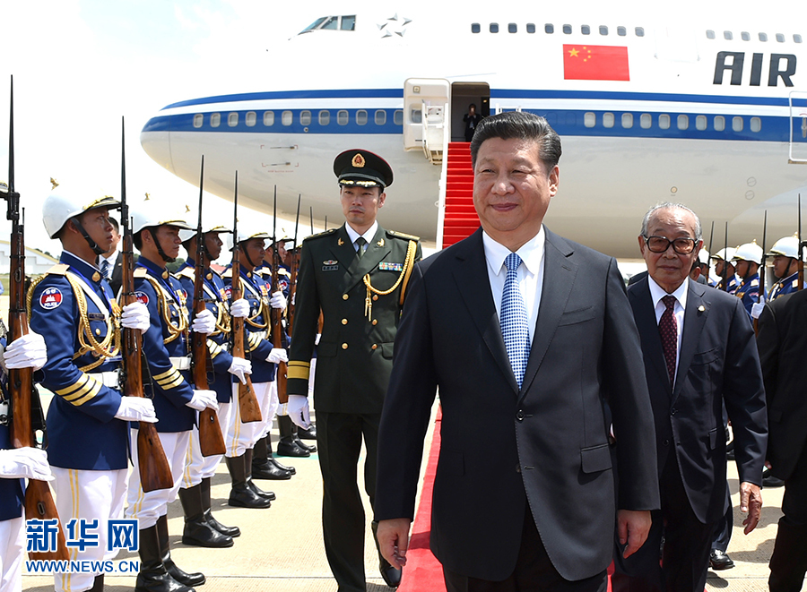 10月13日，国家主席习近平乘专机抵达金边国际机场，开始对柬埔寨王国进行国事访问。柬埔寨副首相兼王宫事务大臣贡桑奥亲王和夏卡朋亲王、阿伦公主等在舷梯旁热情迎接习近平主席。新华社记者　谢环驰　摄