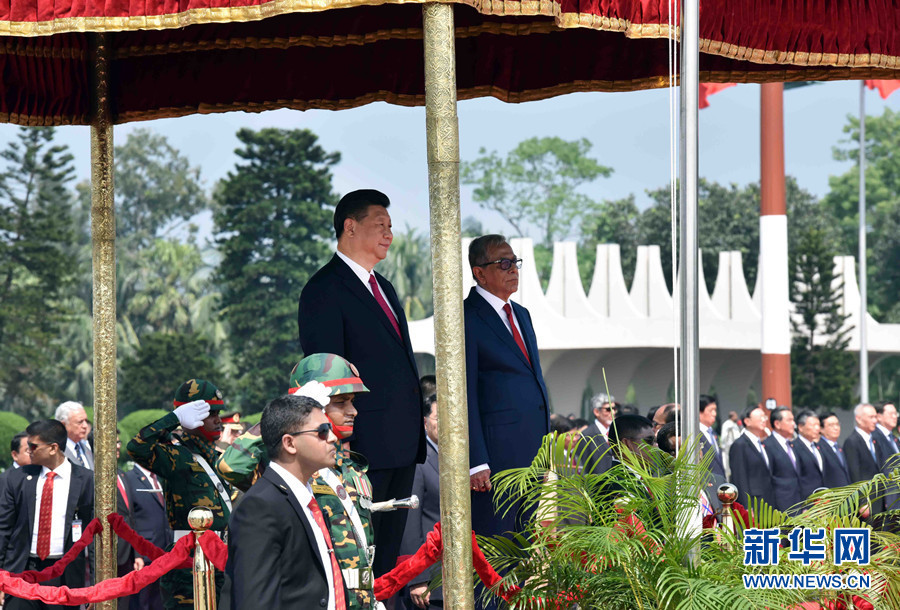 10月14日，国家主席习近平抵达达卡，开始对孟加拉人民共和国进行国事访问。孟加拉国总统哈米德在机场为习近平主席举行欢迎仪式。新华社记者 张铎