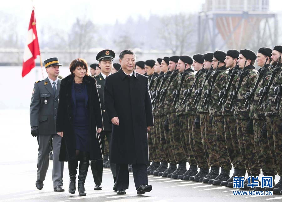 1月15日，国家主席习近平乘专机抵达苏黎世，开始对瑞士联邦进行国事访问。 这是习近平在瑞士联邦主席洛伊特哈德陪同下检阅仪仗队。新华社记者 兰红光 摄