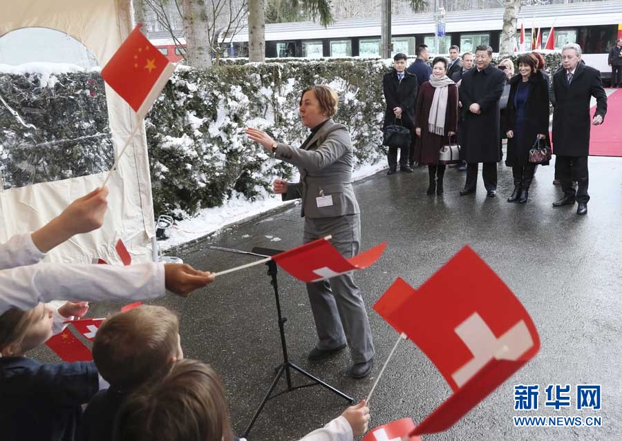 这是习近平和夫人彭丽媛在伯尔尼克尔萨茨火车站观看瑞士童声合唱团表演。 新华社记者 兰红光 摄