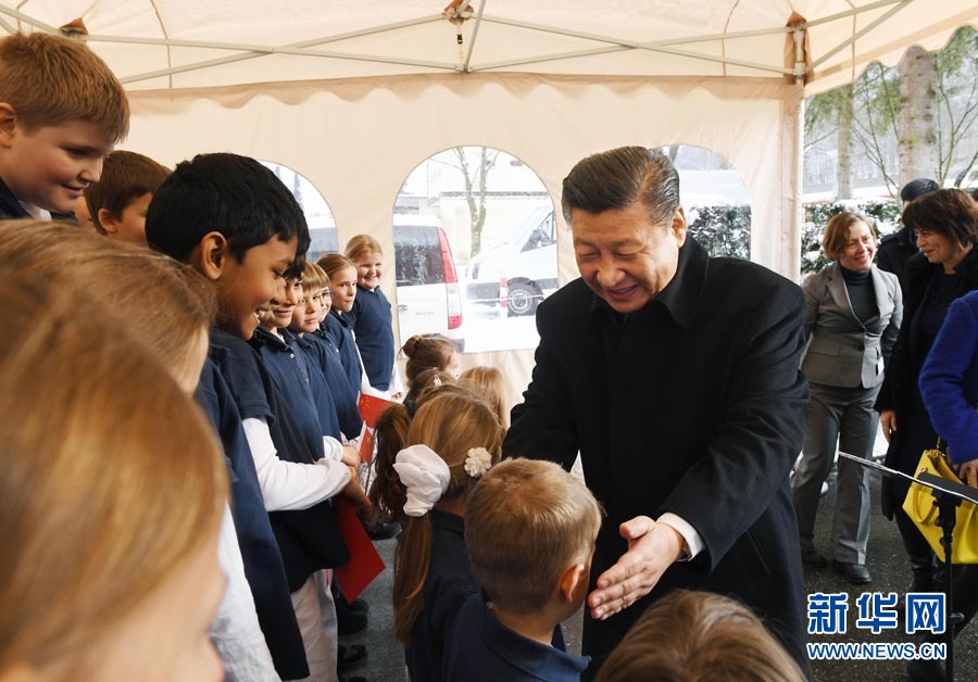 这是习近平在伯尔尼克尔萨茨火车站观看瑞士童声合唱团表演后，与合唱团的小演员交流。 新华社记者 饶爱民 摄