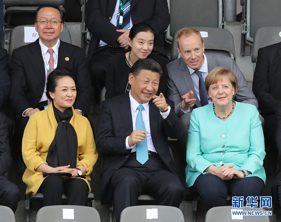 7月5日，国家主席习近平在柏林同德国总理默克尔共同观看中德青少年足球友谊赛。这是习近平和夫人彭丽媛同默克尔在看台上。 新华社记者 王晔摄